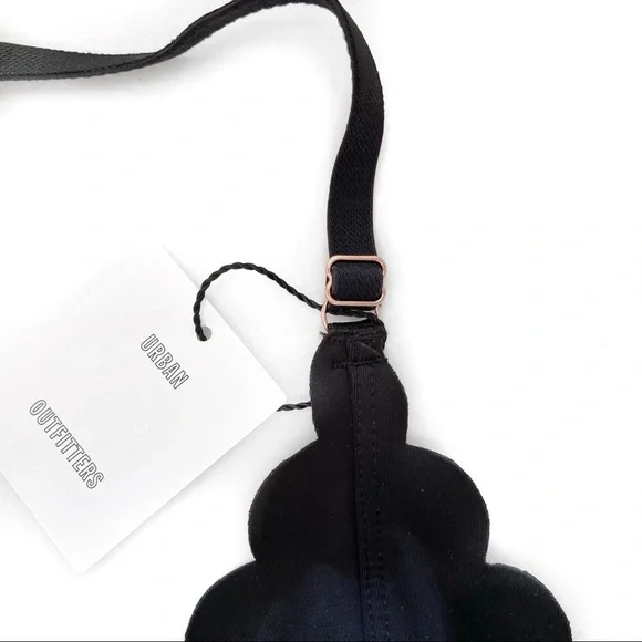 OUT FROM UNDER x URBAN OUTFITTERS Ayden Scallop Triangle Bra - Picture 6 of 6